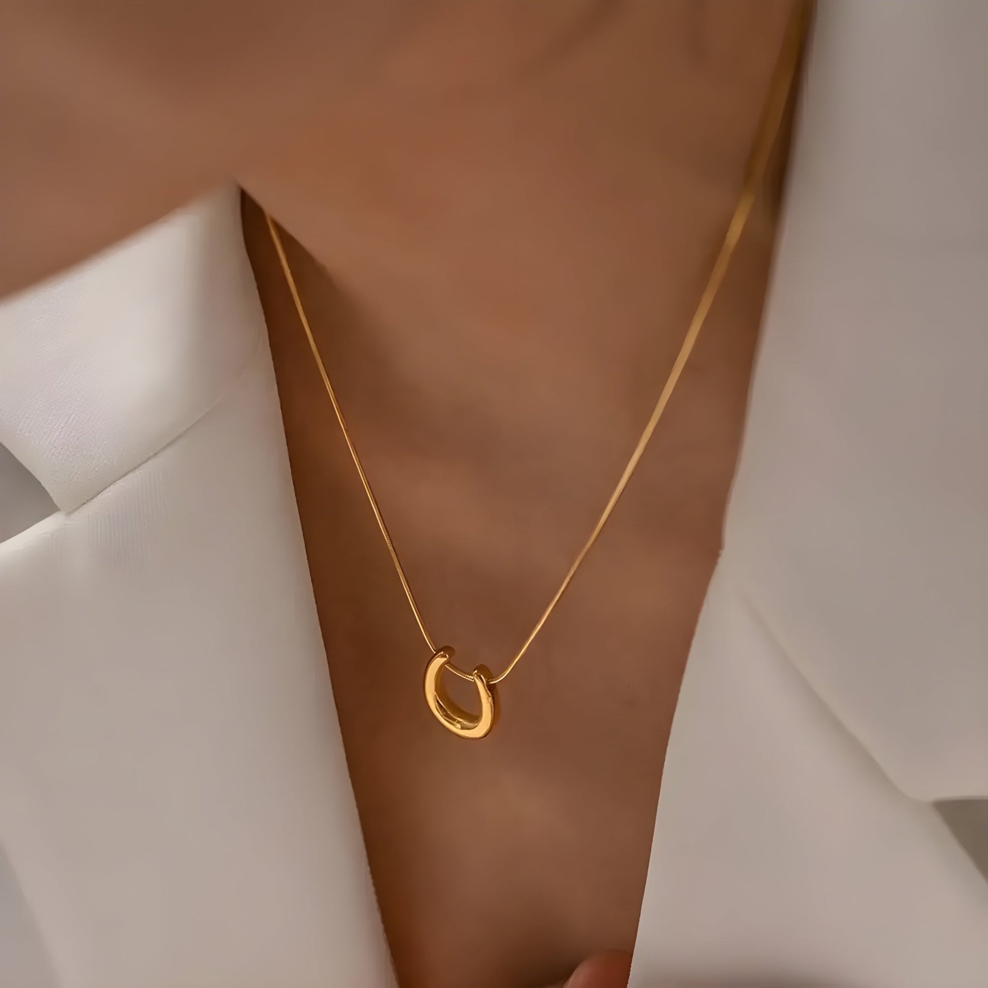 BEHI HORSESHOE NECKLACE - Etoilux