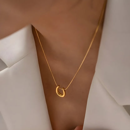 BEHI HORSESHOE NECKLACE - Etoilux