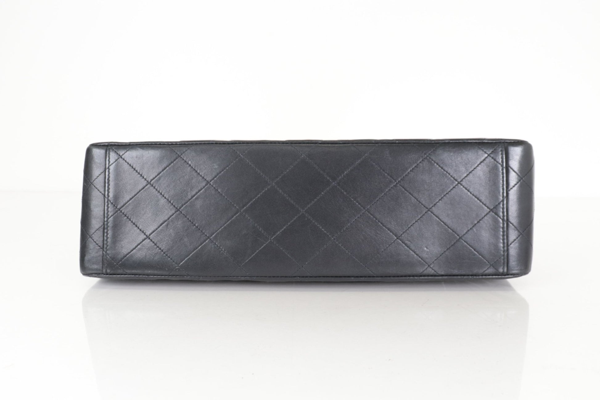 Chanel Classic Flap Maxi Pelle di Agnello Nera Hardware Dorato Vintage – 30 cm - Etoilux