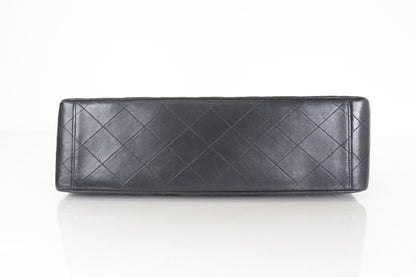 Chanel Classic Flap Maxi Pelle di Agnello Nera Hardware Dorato Vintage – 30 cm - Etoilux