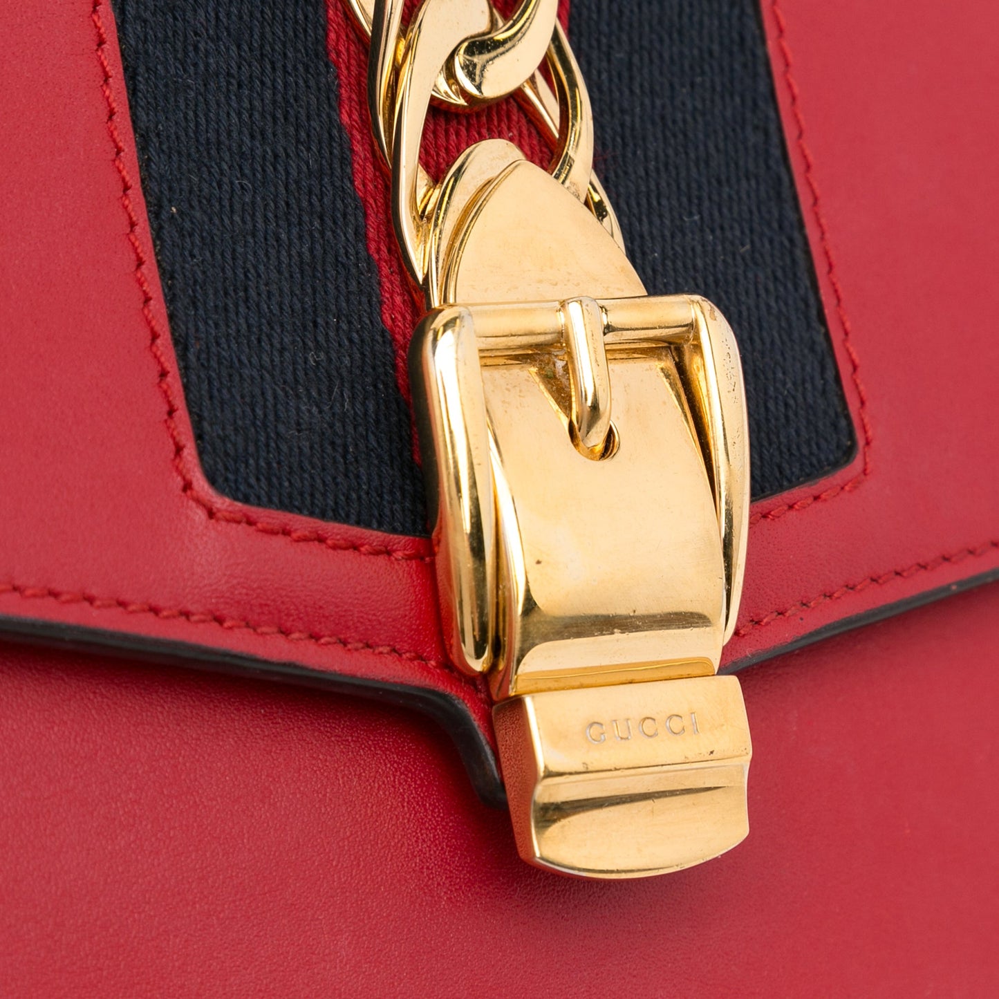 Gucci Super Mini Sylvie a Catena – Pelle Rossa con Dettagli Oro - Etoilux