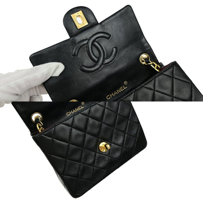 Chanel Vintage Mini Classic Flap Agnello Nero Hardware Oro – 17 cm - Etoilux