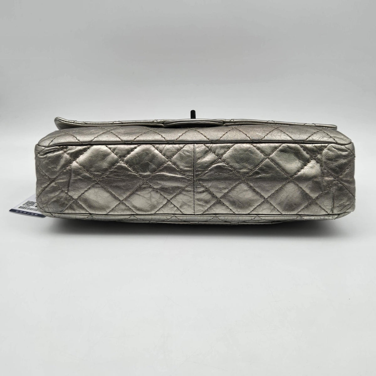 Chanel 2.55 Reissue Flap Pelle di Vitello Metallizzata Argento Anticato (2006–2008) – 30 cm - Etoilux