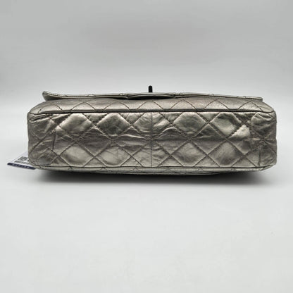 Chanel 2.55 Reissue Flap Pelle di Vitello Metallizzata Argento Anticato (2006–2008) – 30 cm - Etoilux
