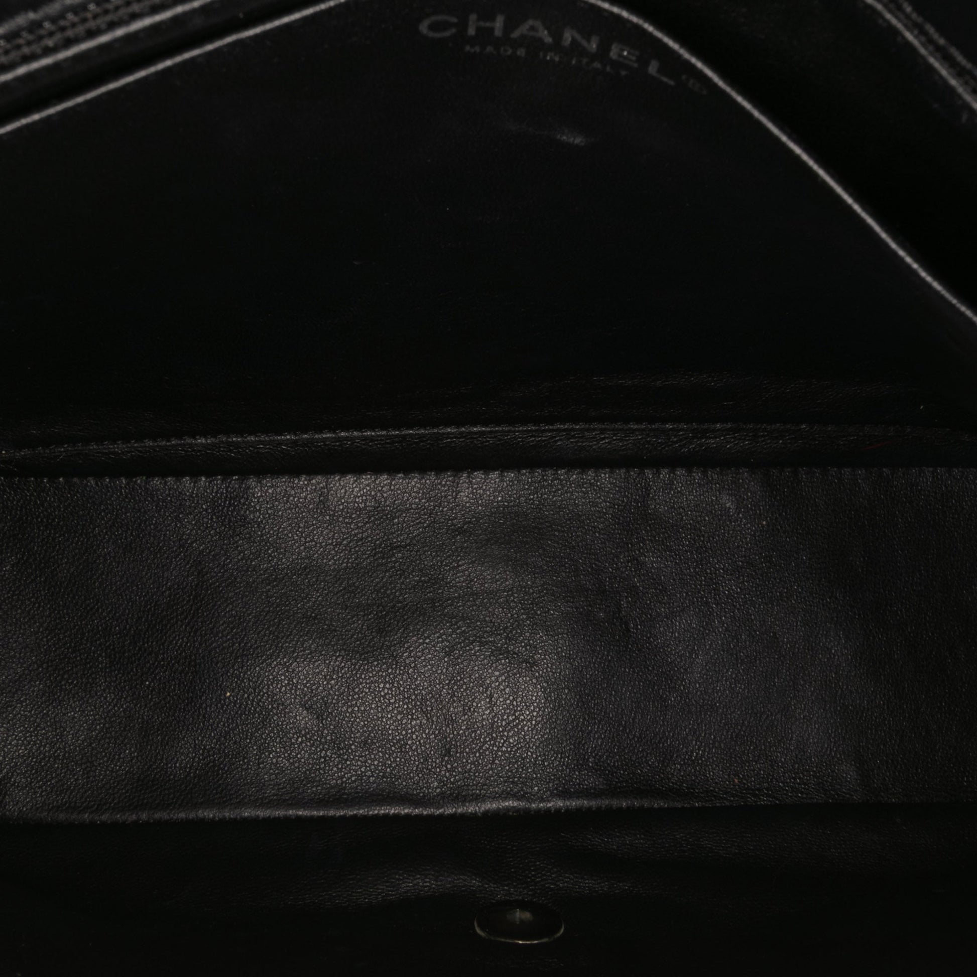 Chanel – Maxi Classic Chevron Patent Single Flap in pelle verniciata nera - Etoilux