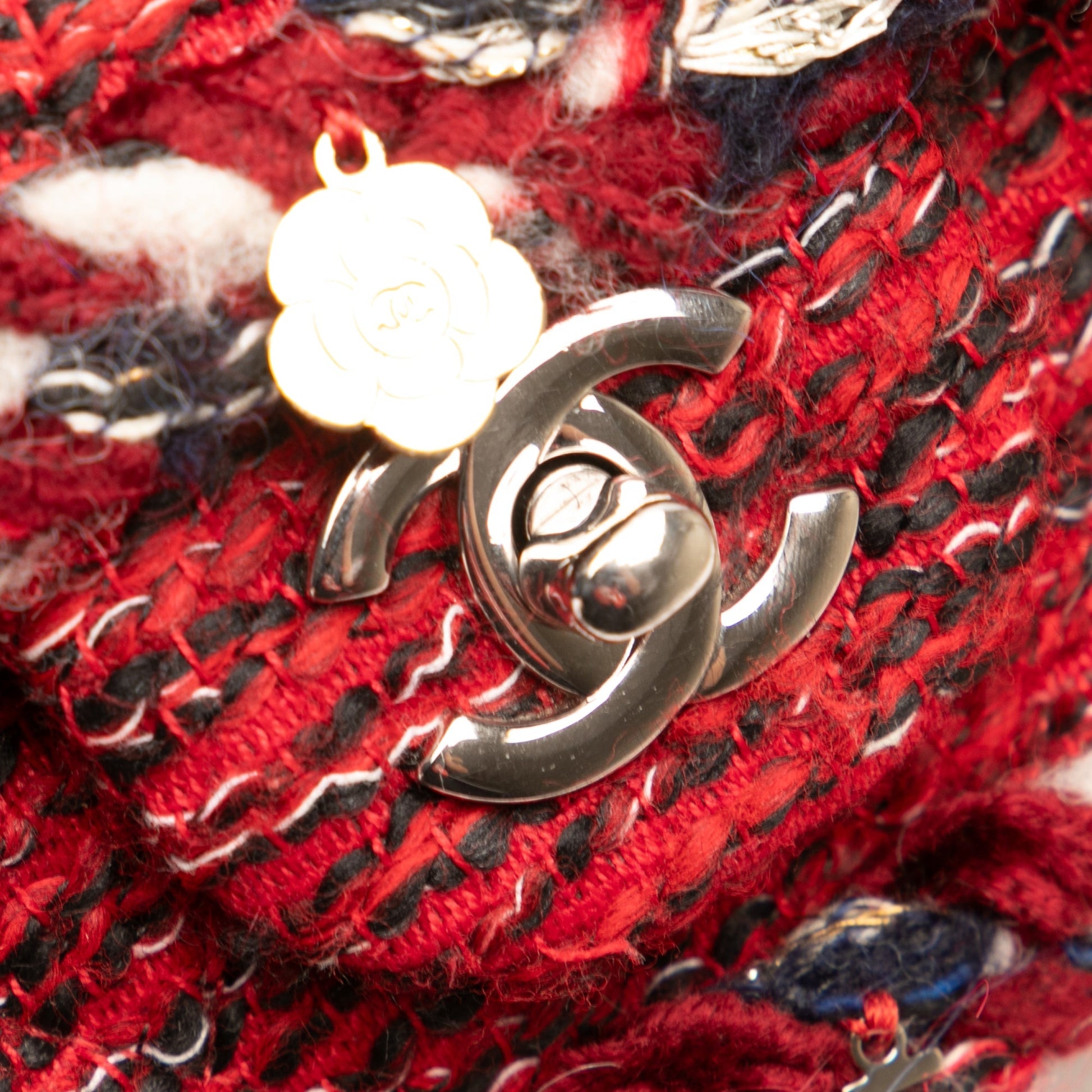 Chanel – Flap Bag Tweed Rosso con Charm Metallici – 2017/18 - Etoilux