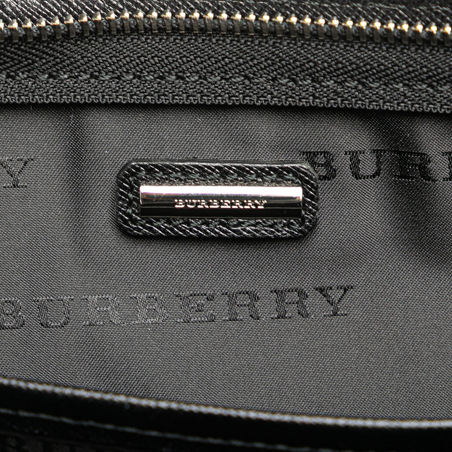 Burberry – Pochette in Pelle Nera con Cinturino - Etoilux