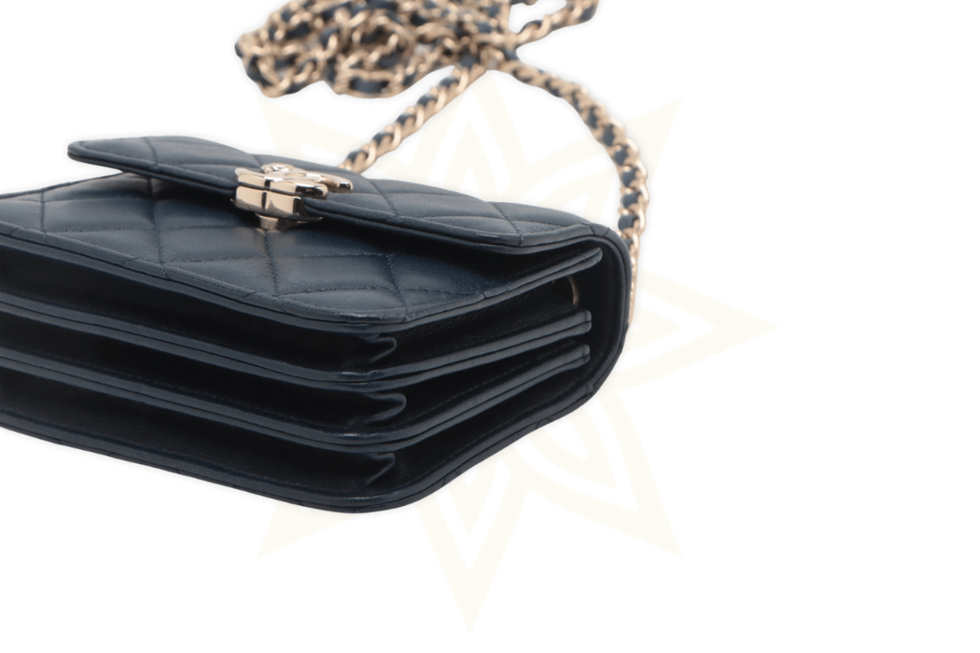 CHANEL Mini Handle Wallet on Chain in pelle trapuntata blu navy - Etoilux