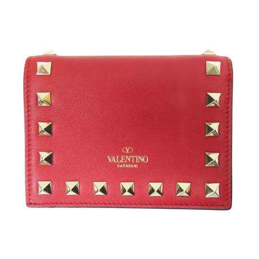 Vista frontale Valentino Garavani Rockstud portafoglio rosso borchie oro