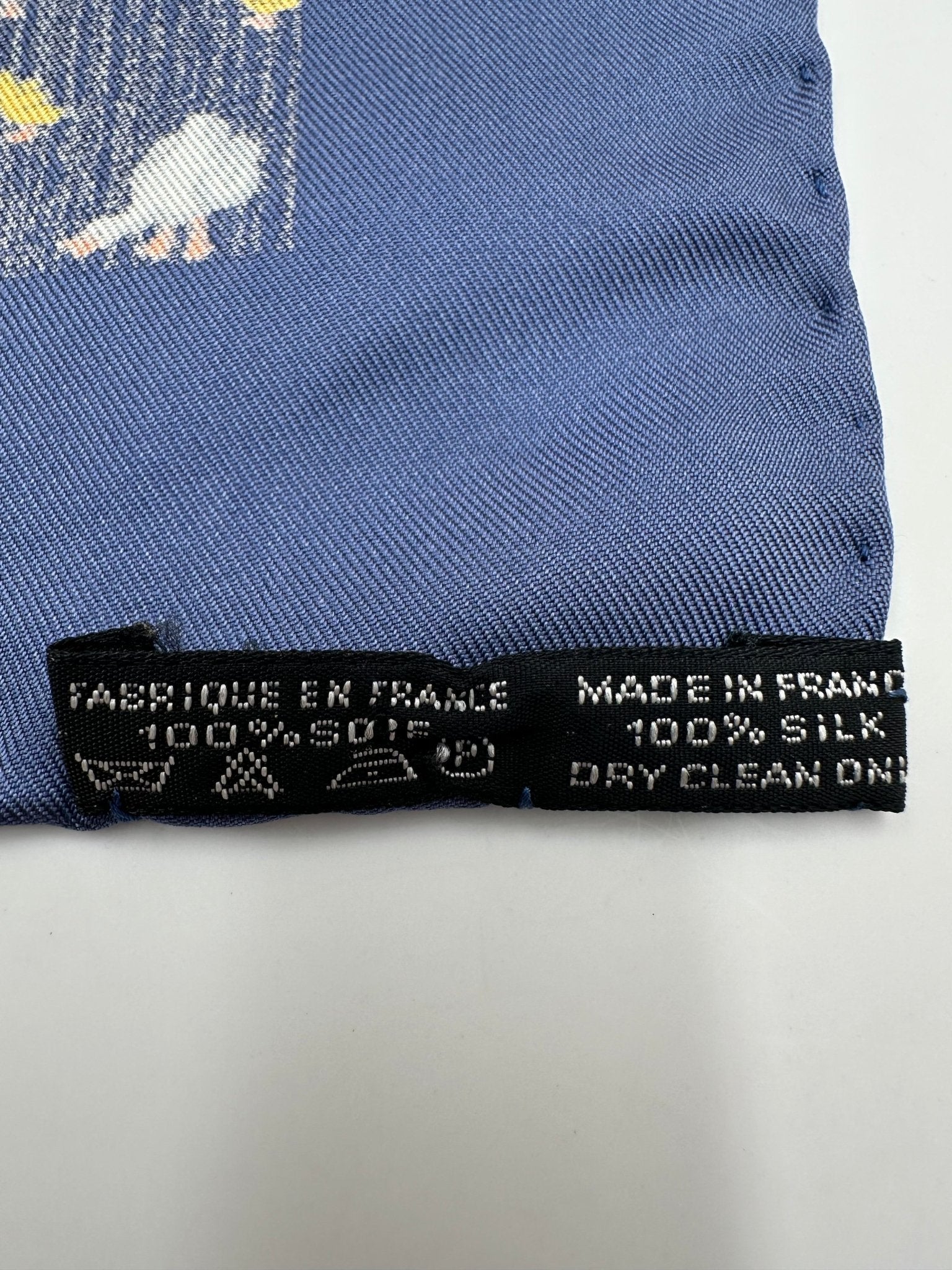 Hermès Pochette en Soie Stampa Canards Blu Navy – 40 cm - Etoilux