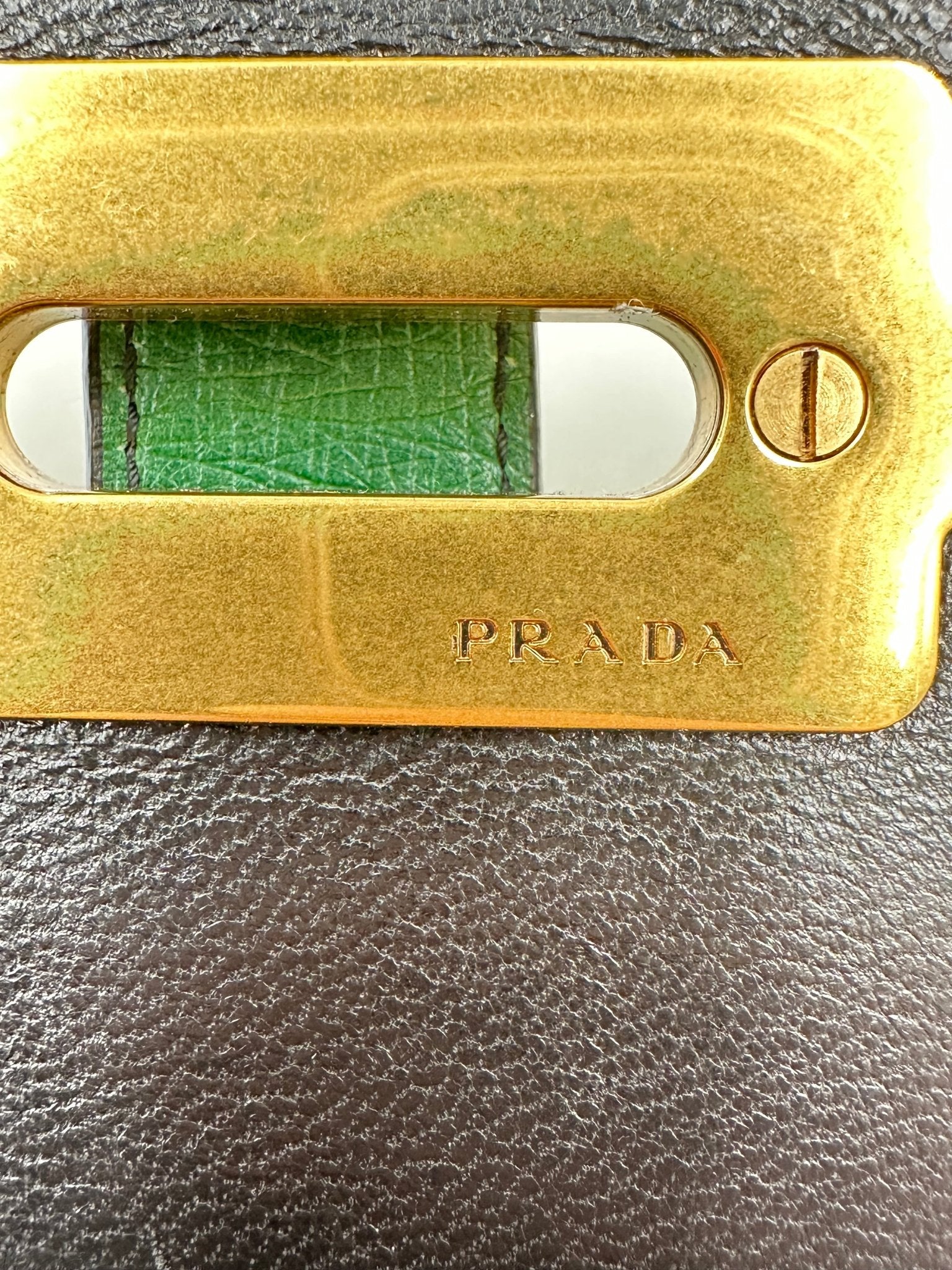Prada Bandoliera 1BH058 Struzzo + City Verde + Nero – Hardware Oro – Full Set - Etoilux