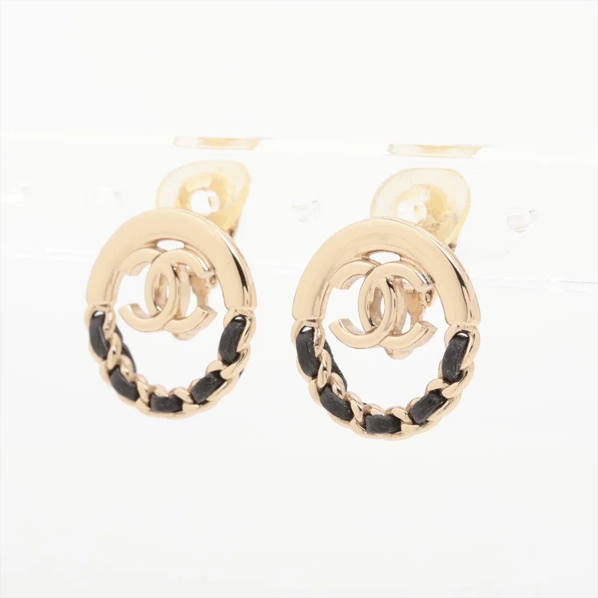 Chanel Orecchini CC Cerchio Chain Metallo Dorato e Pelle Nera – Mini - Etoilux