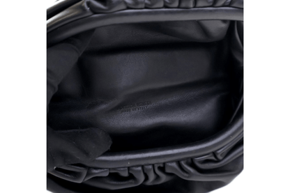 Bottega Veneta Mini Chain Pouch in nappa nera con catena dorata - Etoilux
