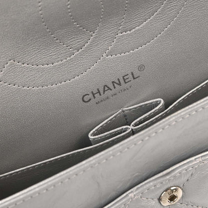 Chanel 2.55 Reissue 226 Doppia Patta Pelle di Vitello Invecchiata Argento Metallizzato – 27 cm - Etoilux