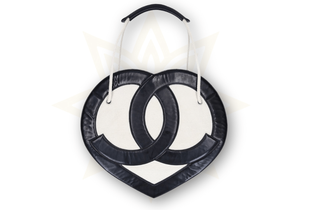 Chanel - BORSA A MANO CHANEL CUORE - CUORE IN FELTRO E PELLE LACCATA NERA - Etoilux