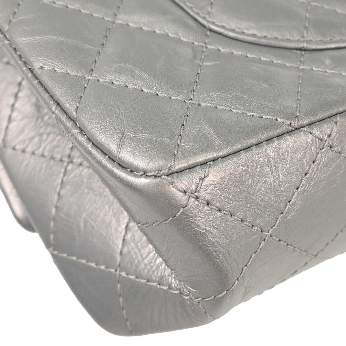Chanel 2.55 Reissue 226 Doppia Patta Pelle di Vitello Invecchiata Argento Metallizzato – 27 cm - Etoilux