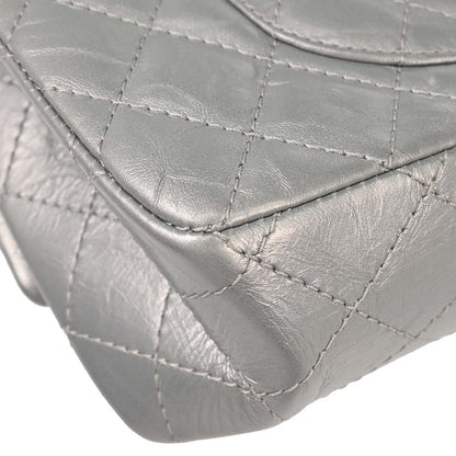 Chanel 2.55 Reissue 226 Doppia Patta Pelle di Vitello Invecchiata Argento Metallizzato – 27 cm - Etoilux