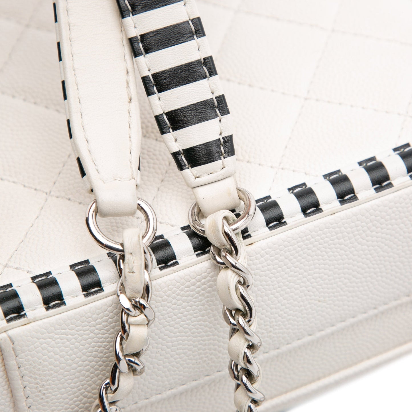 Chanel Small Filigree CC Vanity Case Caviar Bianco con Profili a Righe Nere – 2019 - Etoilux