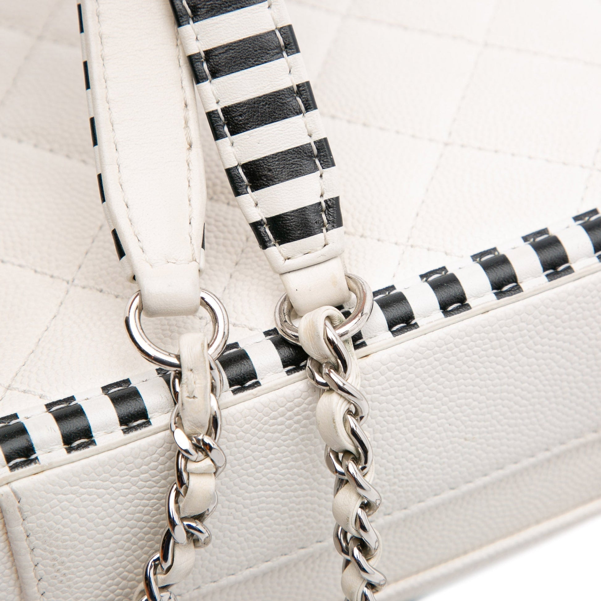 Chanel Small Filigree CC Vanity Case Caviar Bianco con Profili a Righe Nere – 2019 - Etoilux