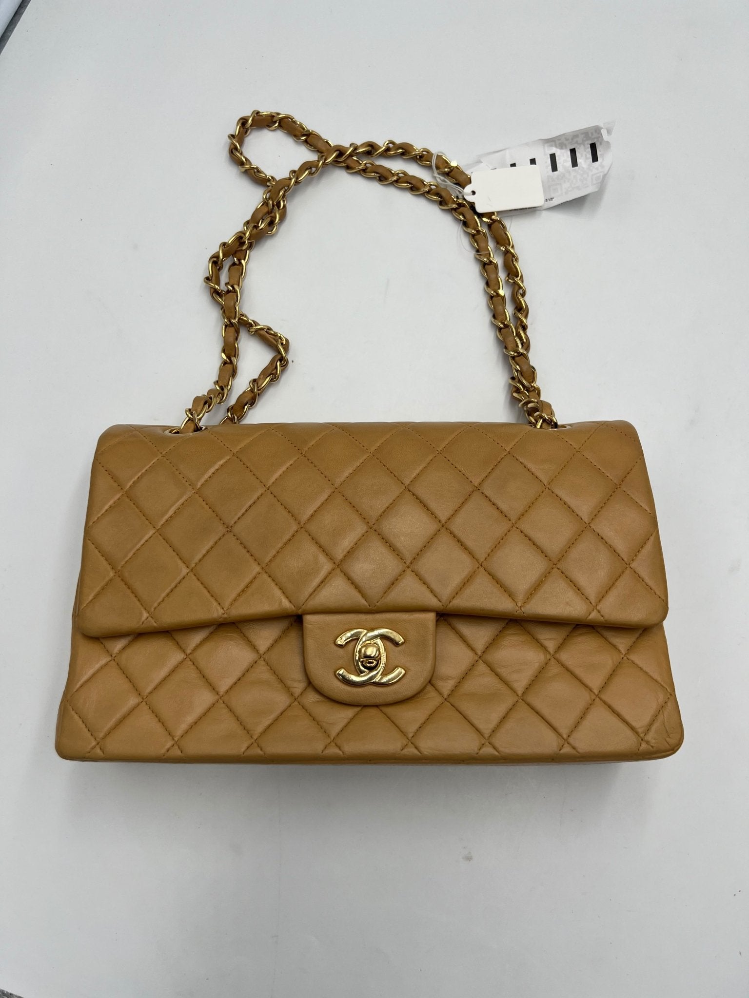 Borsa Chanel Classic Double Flap medium vintage in pelle d'agnello camel con hardware dorato