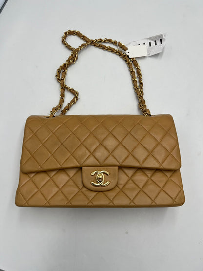 Borsa Chanel Classic Double Flap medium vintage in pelle d'agnello camel con hardware dorato