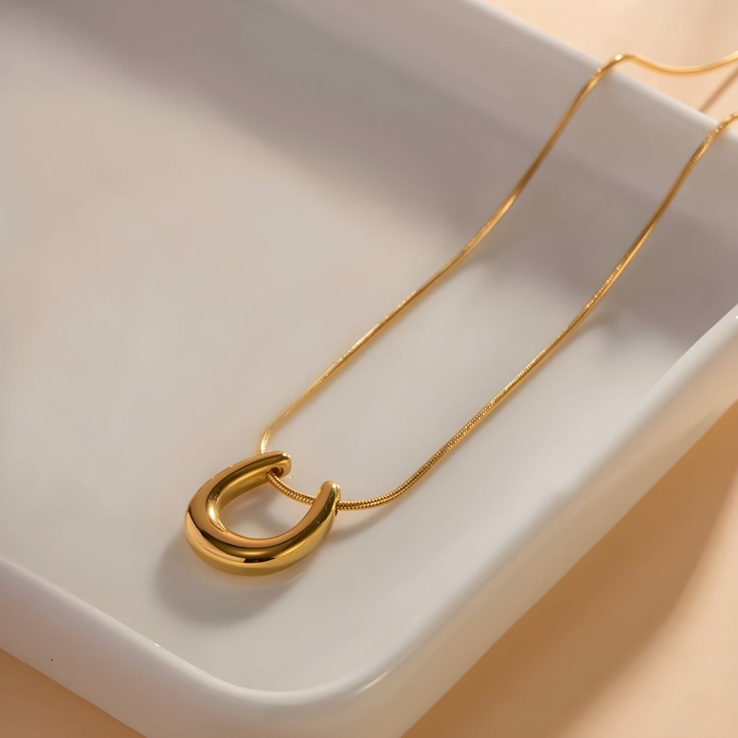 BEHI HORSESHOE NECKLACE - Etoilux