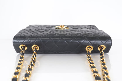 Chanel Classic Flap Maxi Pelle di Agnello Nera Hardware Dorato Vintage – 30 cm - Etoilux