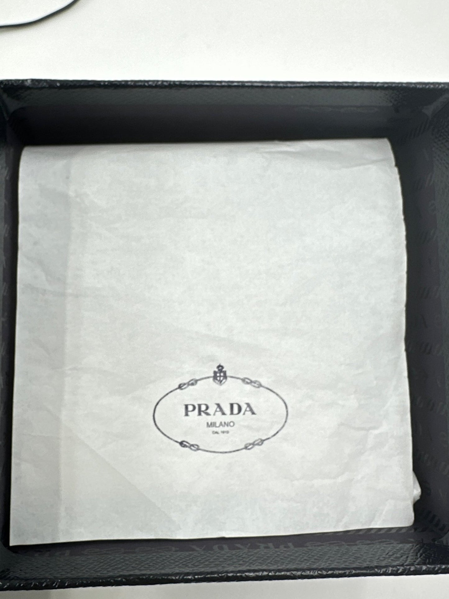 Prada Bandoliera 1BH058 Struzzo + City Verde + Nero – Hardware Oro – Full Set - Etoilux