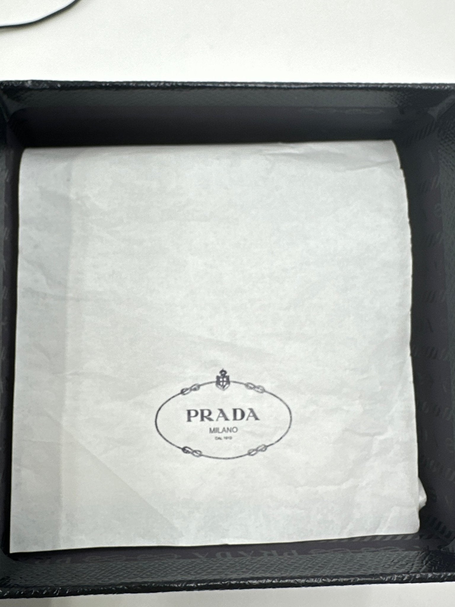 Prada Bandoliera 1BH058 Struzzo + City Verde + Nero – Hardware Oro – Full Set - Etoilux