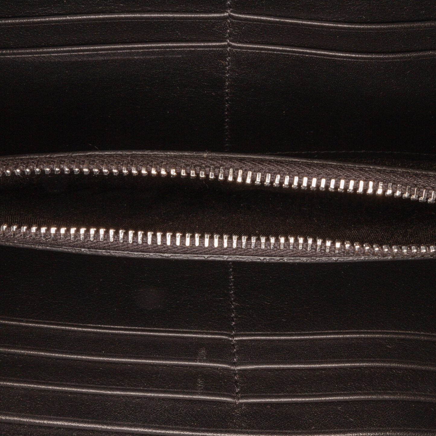 Valentino Garavani – Portafoglio Lungo in Pelle con Dettaglio “ALWAYS” Borchiato - Etoilux