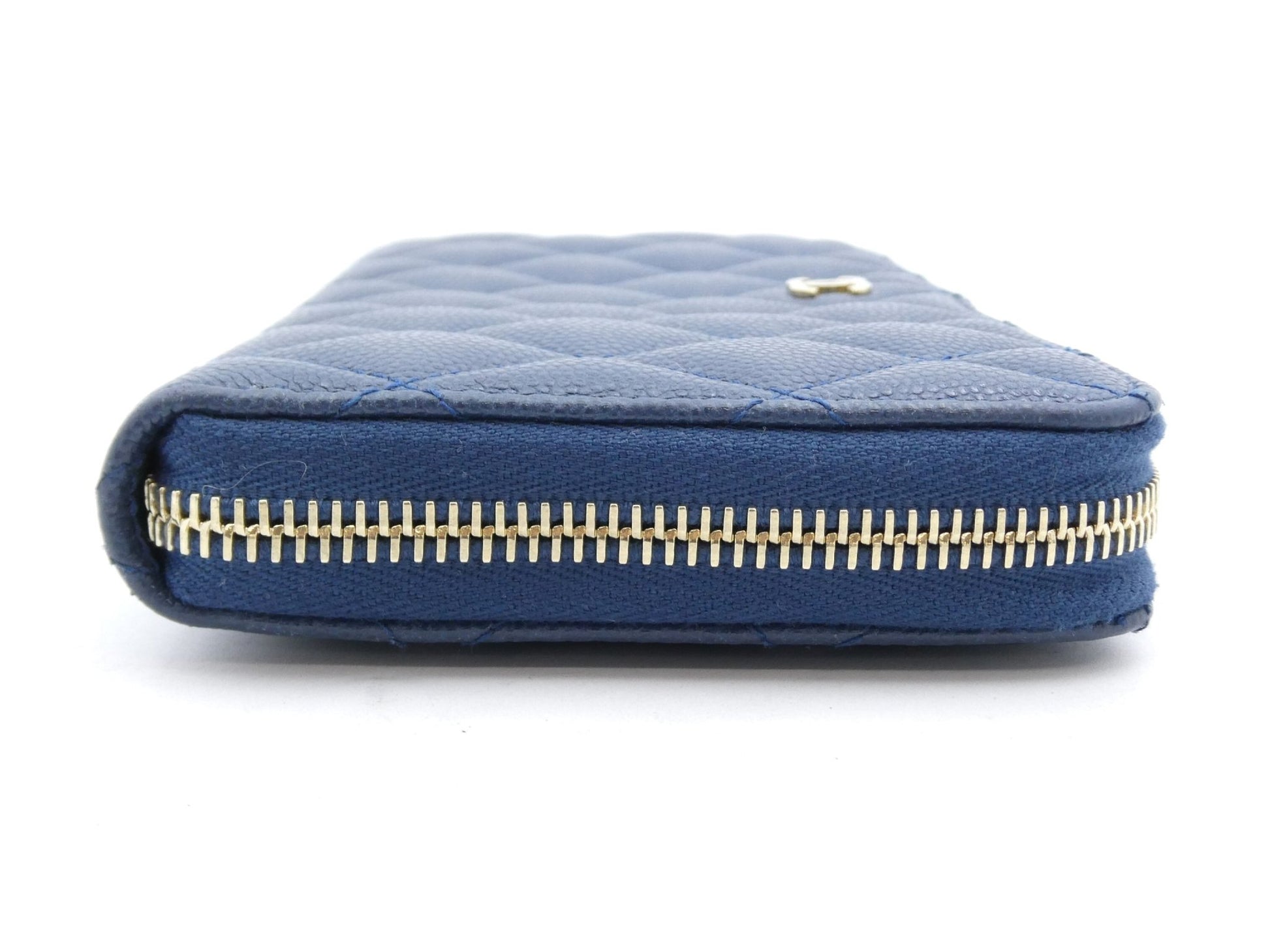 Chanel Portafoglio Matelassé Zippy Caviar Blu Navy – Hardware Oro – 19 cm - Etoilux