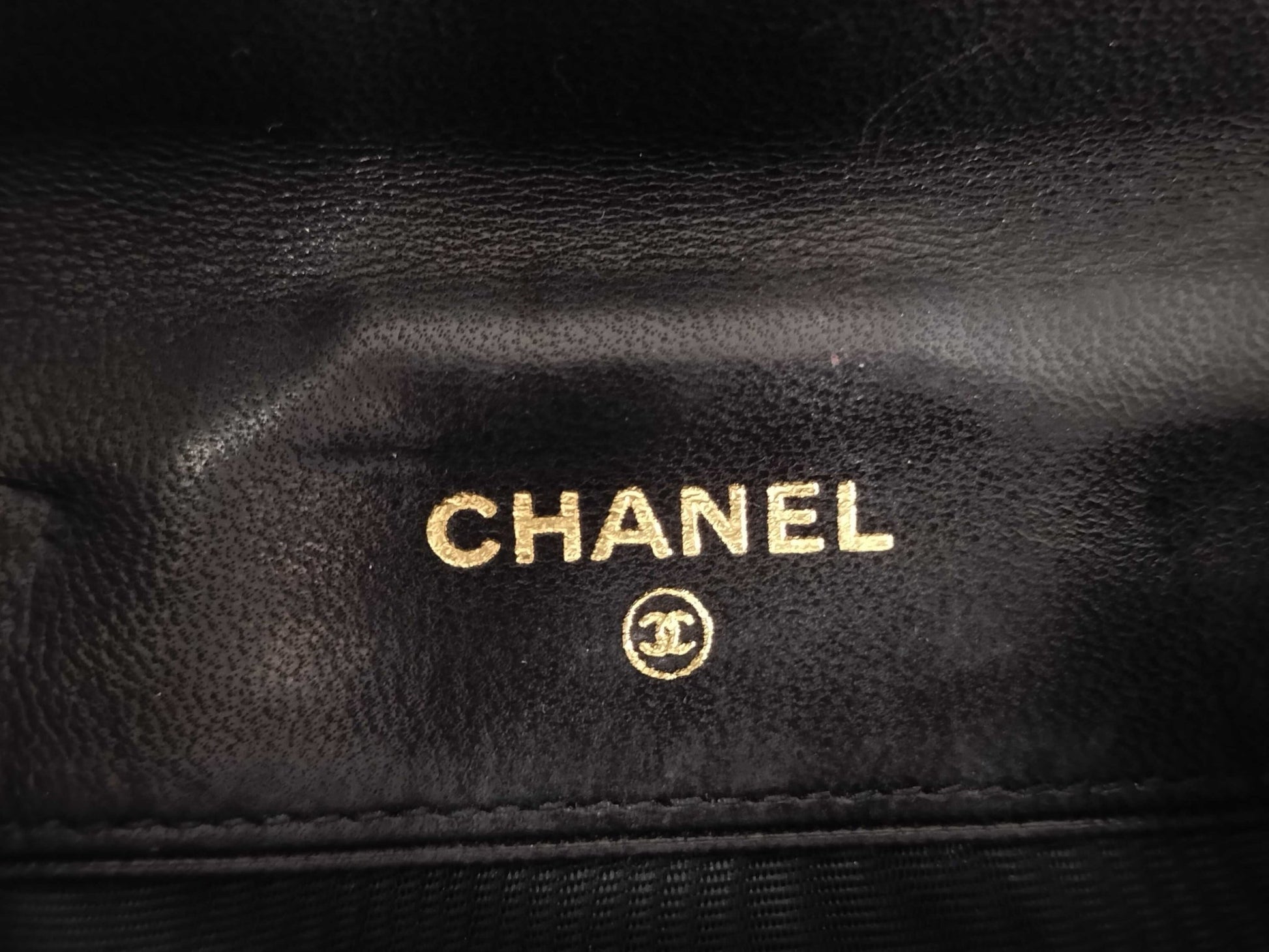 Chanel Portafoglio Compatto Timeless CC Pelle di Agnello Nera – Vintage 11,5 cm - Etoilux