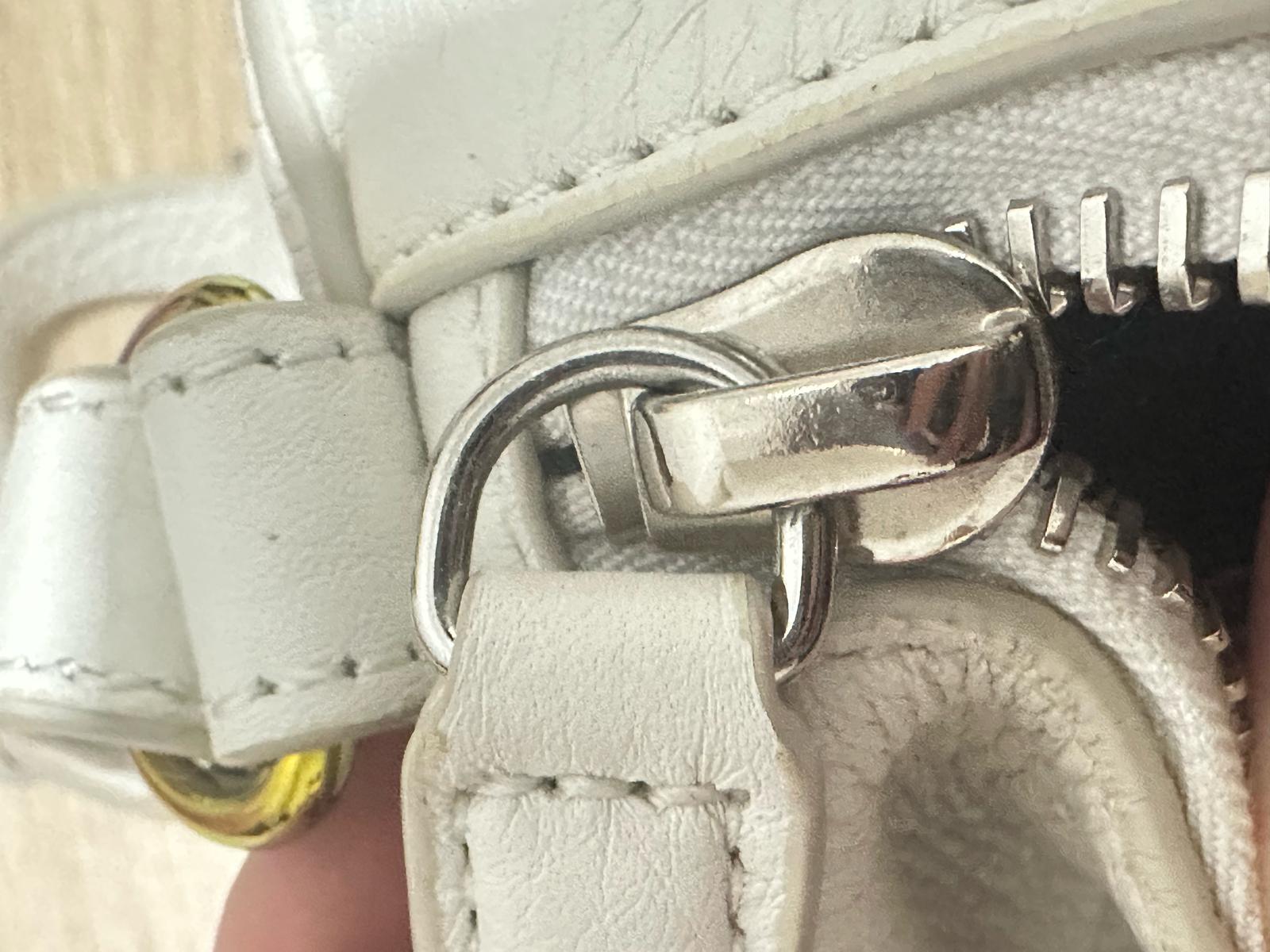 Alexander Wang Rocco Bag in Pelle Martellata Bianca con Borchie Iridescenti - Etoilux