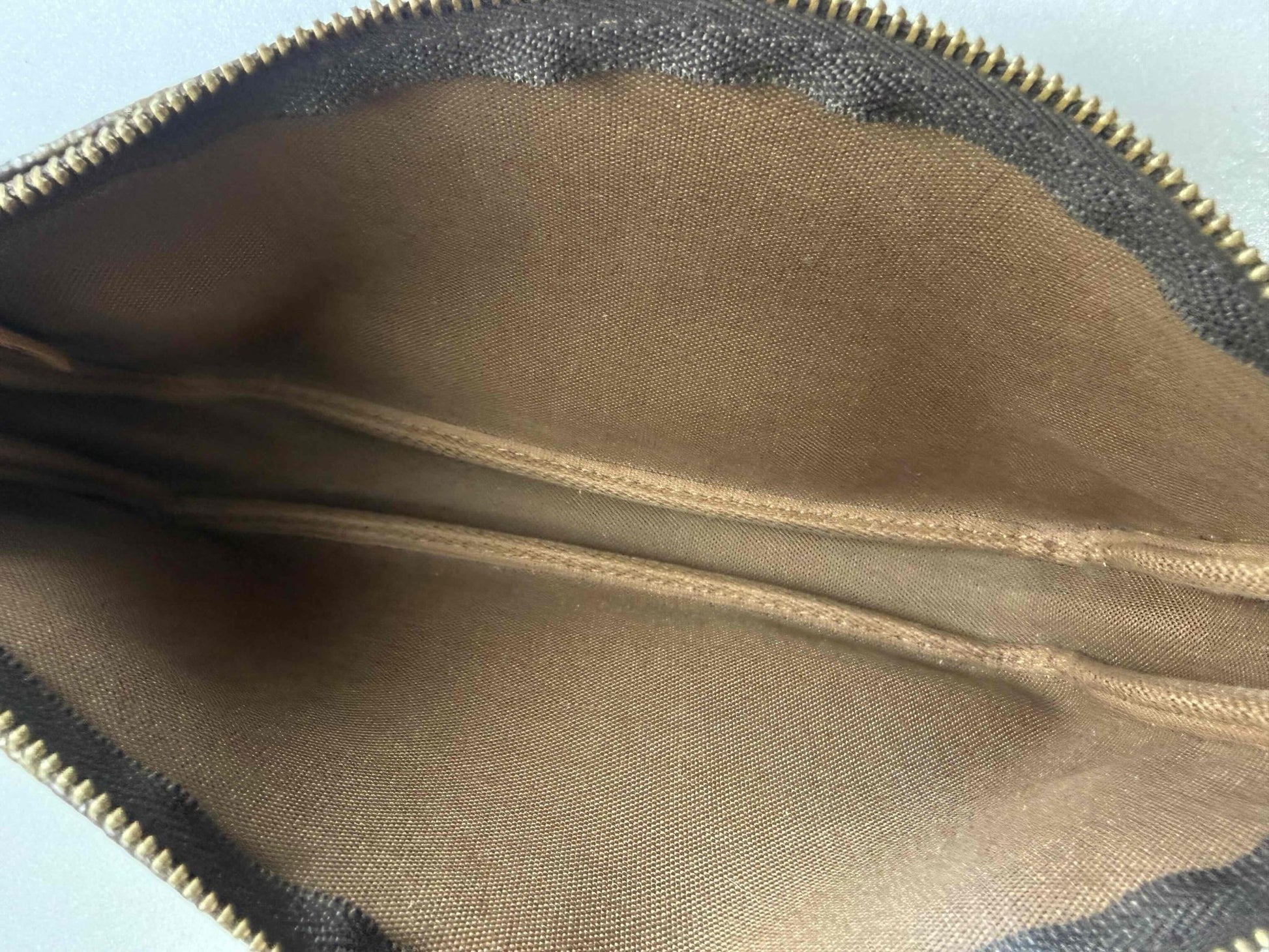Louis Vuitton Pochette Accessoires Monogram Canvas 2002 – 20,5 cm - Etoilux