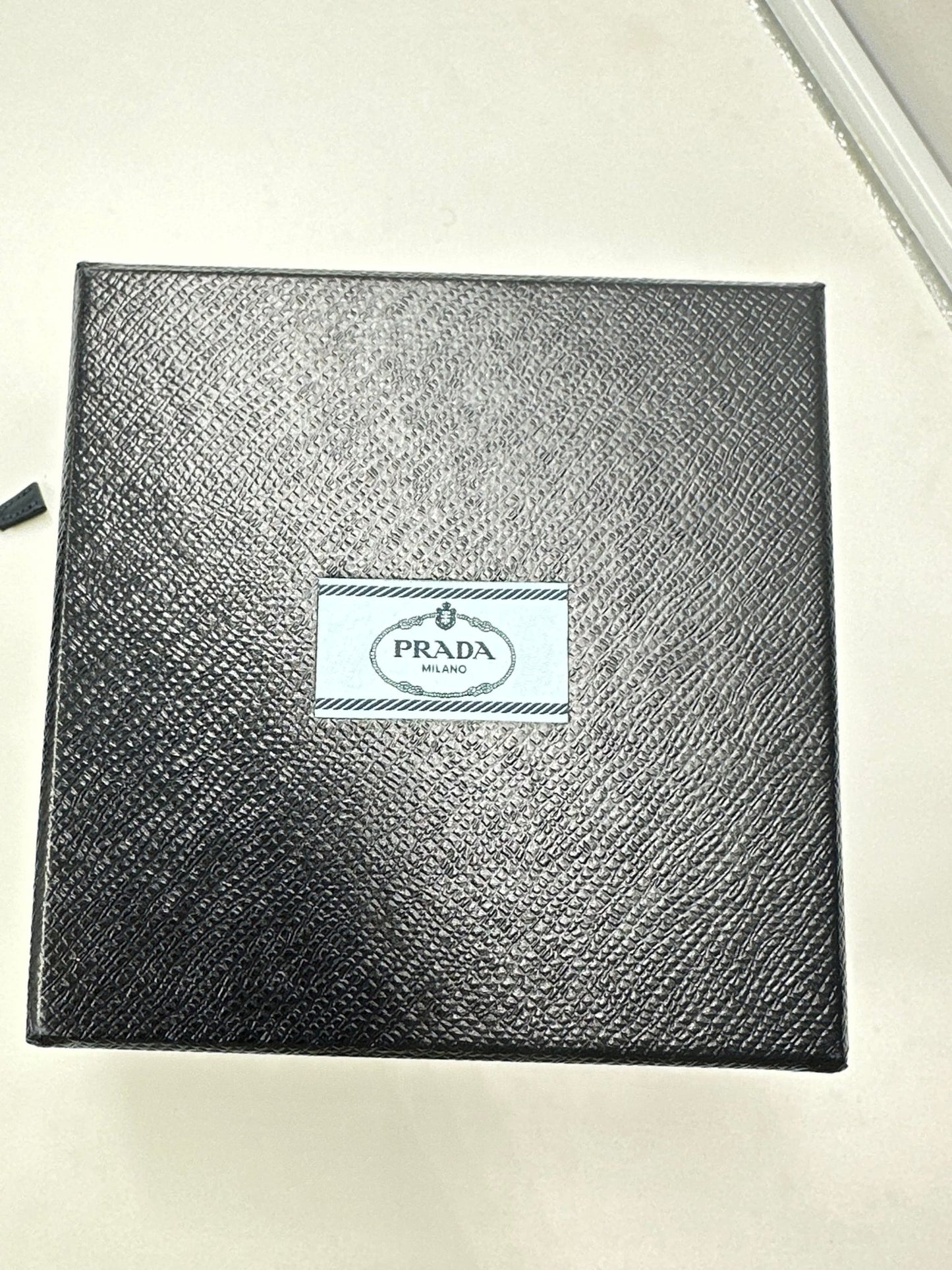 Prada Bandoliera 1BH058 Struzzo + City Verde + Nero – Hardware Oro – Full Set - Etoilux