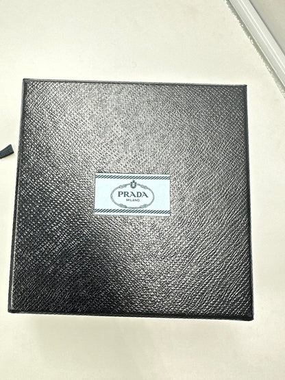 Prada Bandoliera 1BH058 Struzzo + City Verde + Nero – Hardware Oro – Full Set - Etoilux