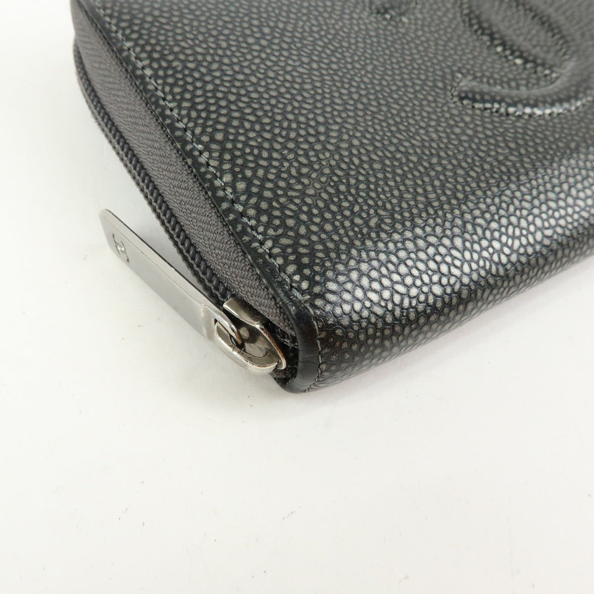 Chanel Portafoglio Zip Around Logo CC – Caviar grigio metallizzato - Etoilux