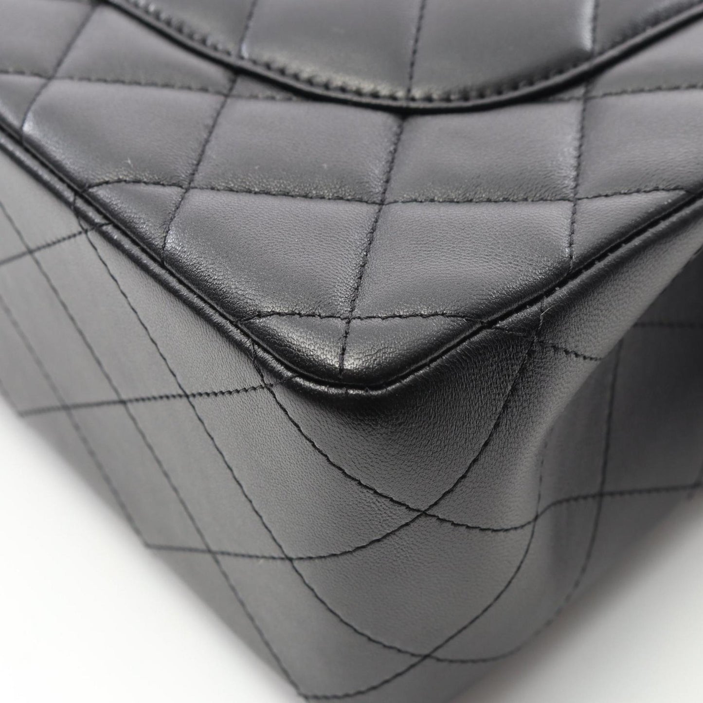 Chanel Timeless Classic Flap Medium – Pelle Nera con Hardware Argentato - Etoilux