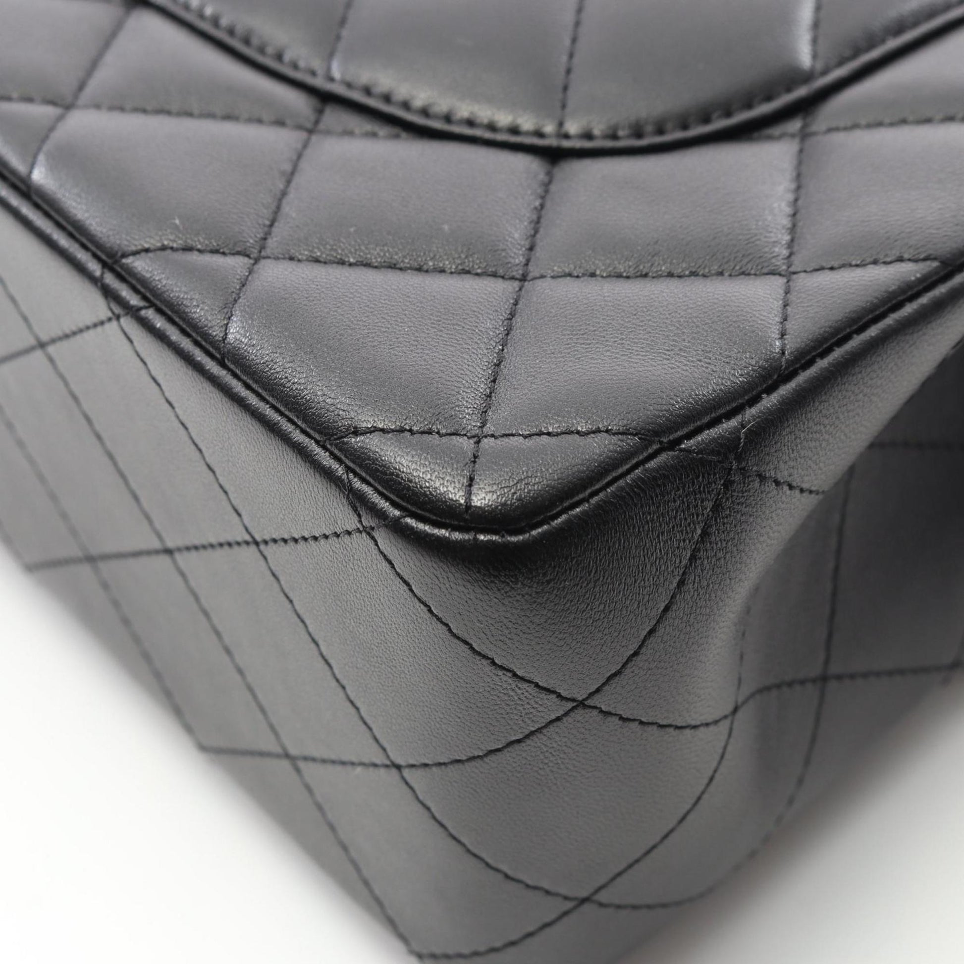 Chanel Timeless Classic Flap Medium – Pelle Nera con Hardware Argentato - Etoilux