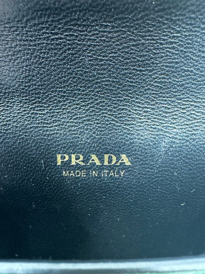 Prada Bandoliera 1BH058 Struzzo + City Verde + Nero – Hardware Oro – Full Set - Etoilux