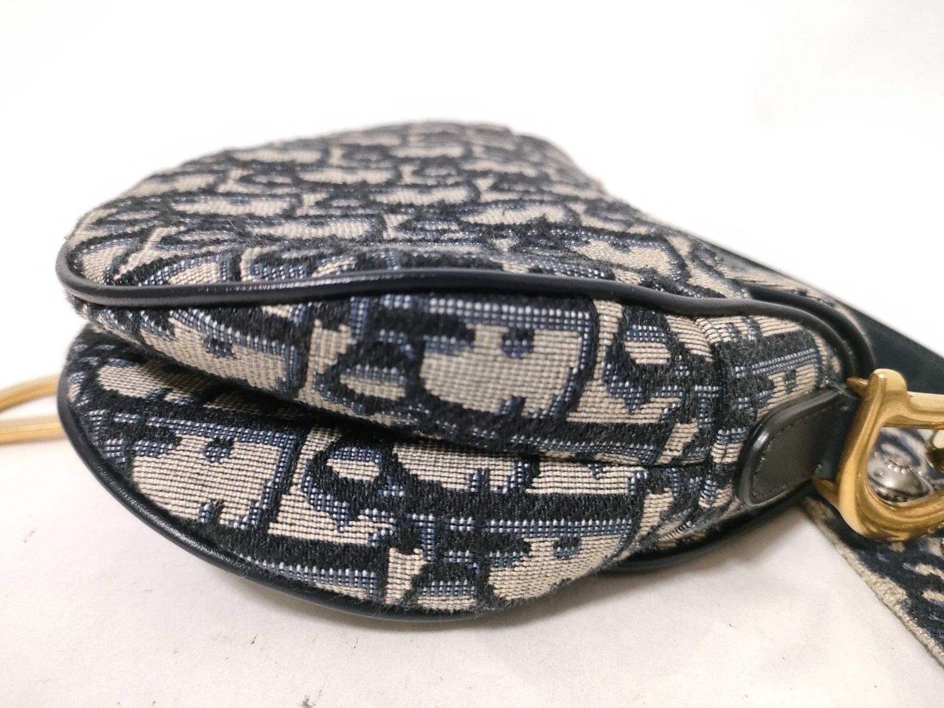 Christian Dior Saddle Medium – Tela Oblique Blu, Hardware Oro, con Tracolla Ricamata - Etoilux