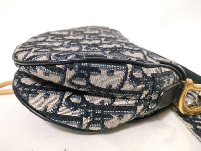 Christian Dior Saddle Medium – Tela Oblique Blu, Hardware Oro, con Tracolla Ricamata - Etoilux