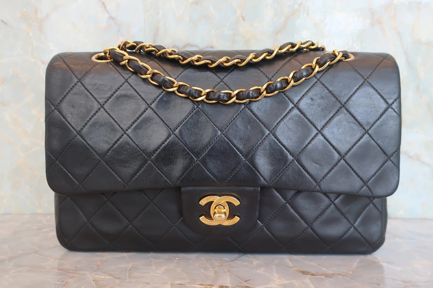 Borsa Chanel Classic Double Flap in pelle di agnello nera trapuntata con hardware oro e catena intrecciata.