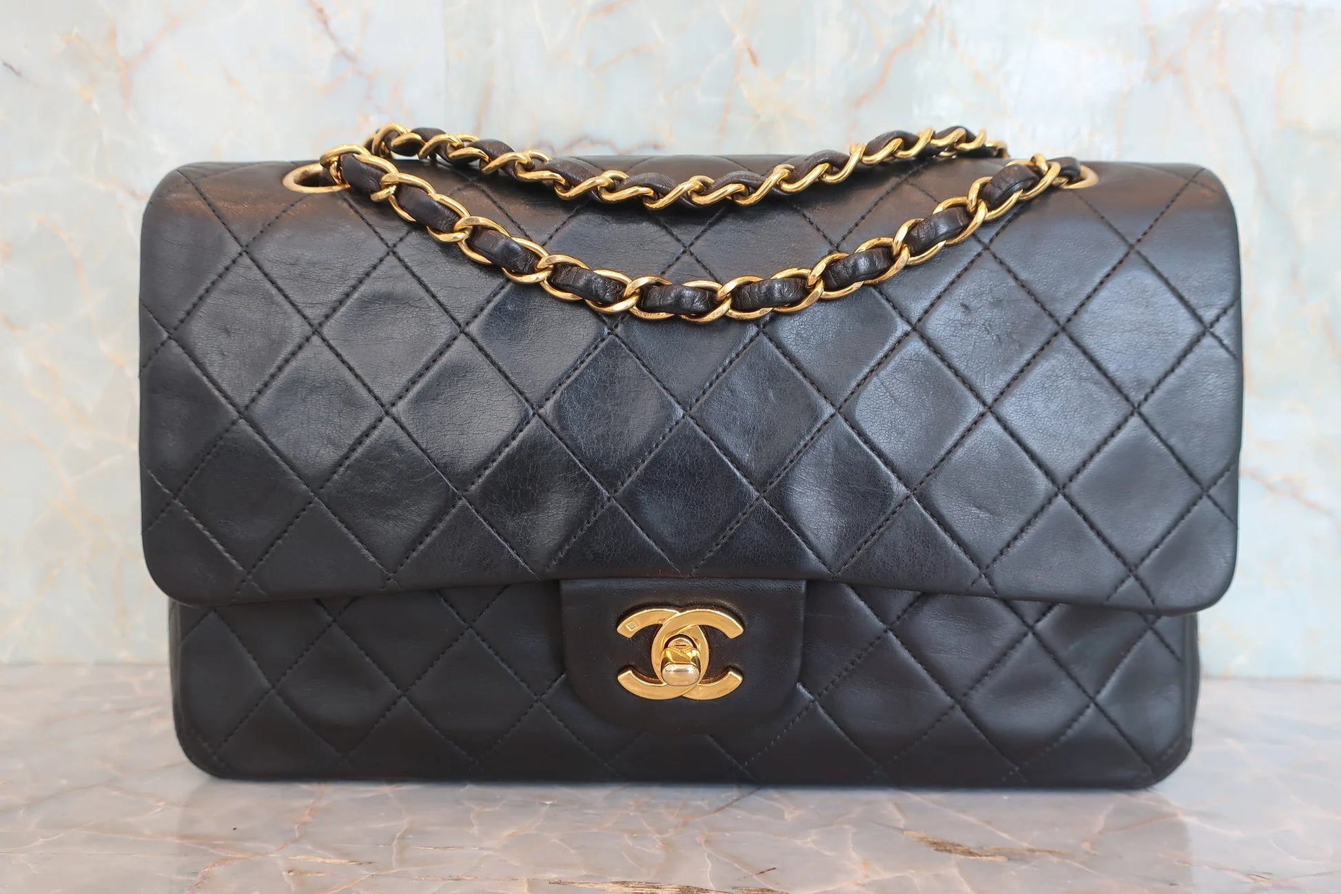 Borsa Chanel Classic Double Flap in pelle di agnello nera trapuntata con hardware oro e catena intrecciata.