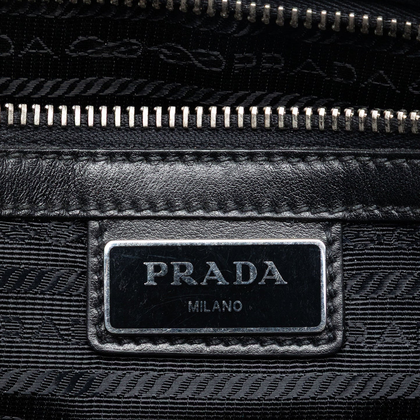 Prada Pochette Saffiano Blu Navy con Polsino – 26,5 cm - Etoilux