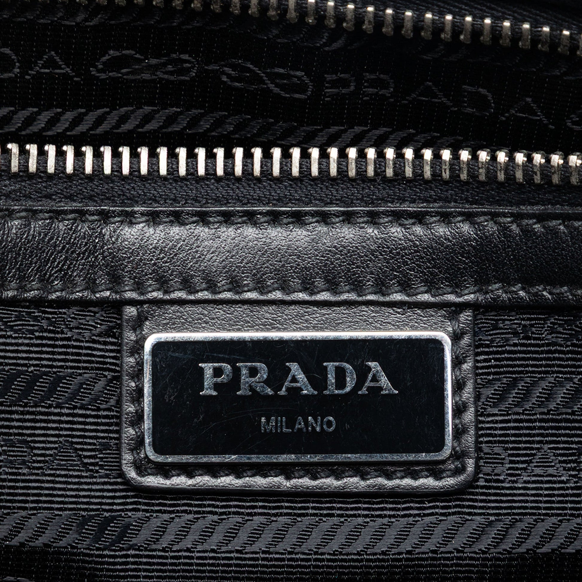 Prada Pochette Saffiano Blu Navy con Polsino – 26,5 cm - Etoilux