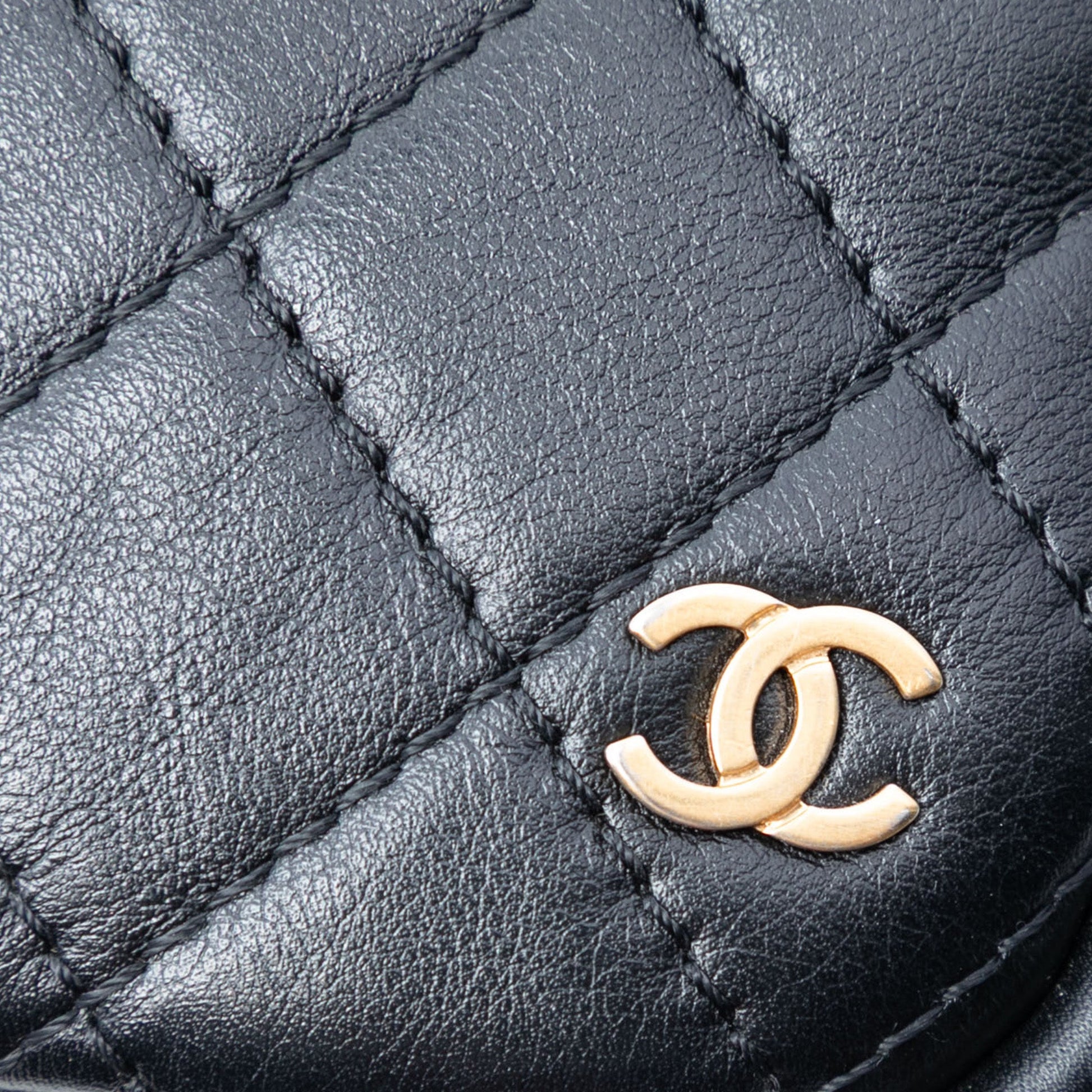 Chanel Camera Bag Matelassé Pelle di Agnello Nera Hardware Oro – 20 cm - Etoilux
