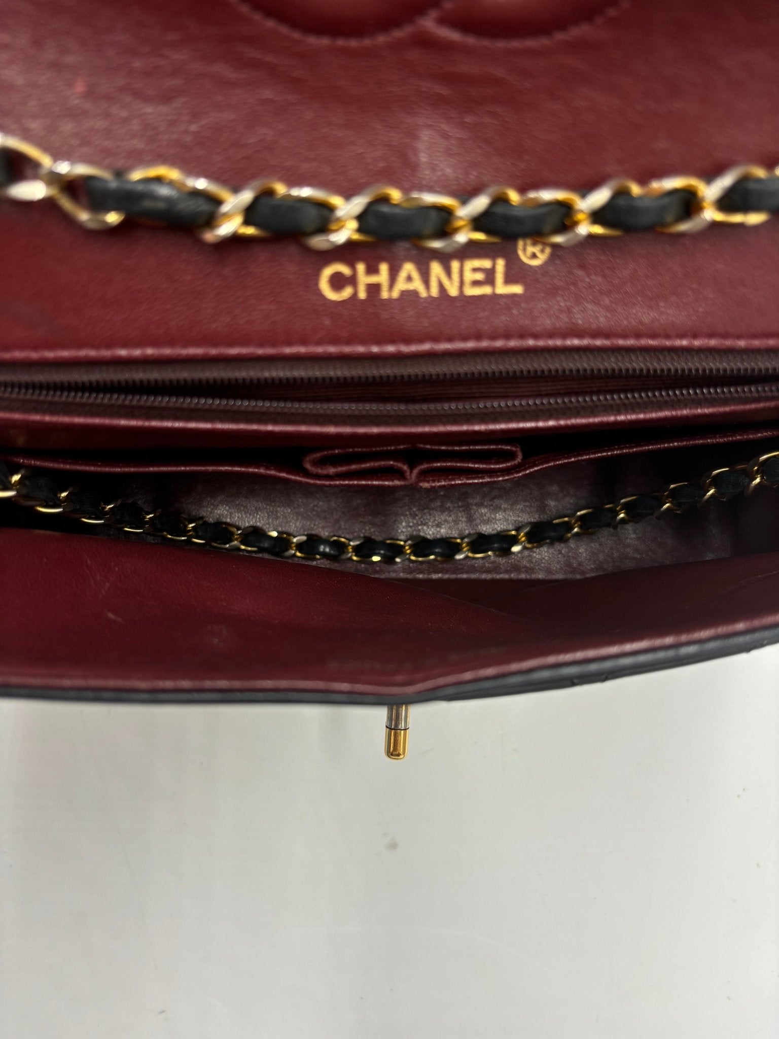 CHANEL Classic Double Flap Media — Pelle di Agnello Trapuntata Nera, Hardware Oro - Etoilux