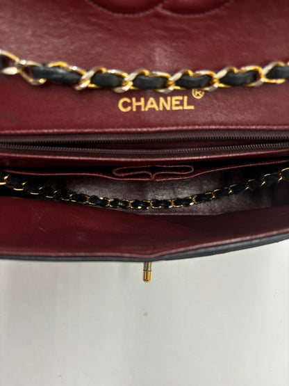 CHANEL Classic Double Flap Media — Pelle di Agnello Trapuntata Nera, Hardware Oro - Etoilux