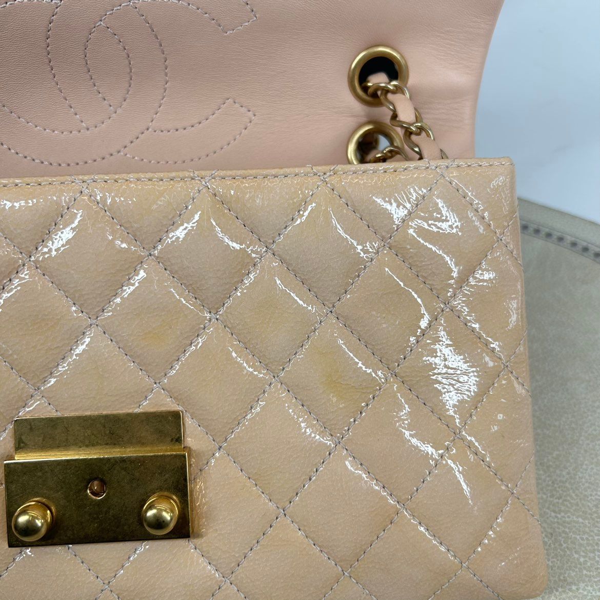 Chanel Classic Flap 21 – Vernice Rosa Cipria – Hardware Oro – Serie 21 - Etoilux